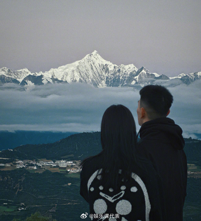张馨予晒与何捷合影庆结婚七周年：哈哈，你们总说我不发合影藏着，今天是纪念日，大方