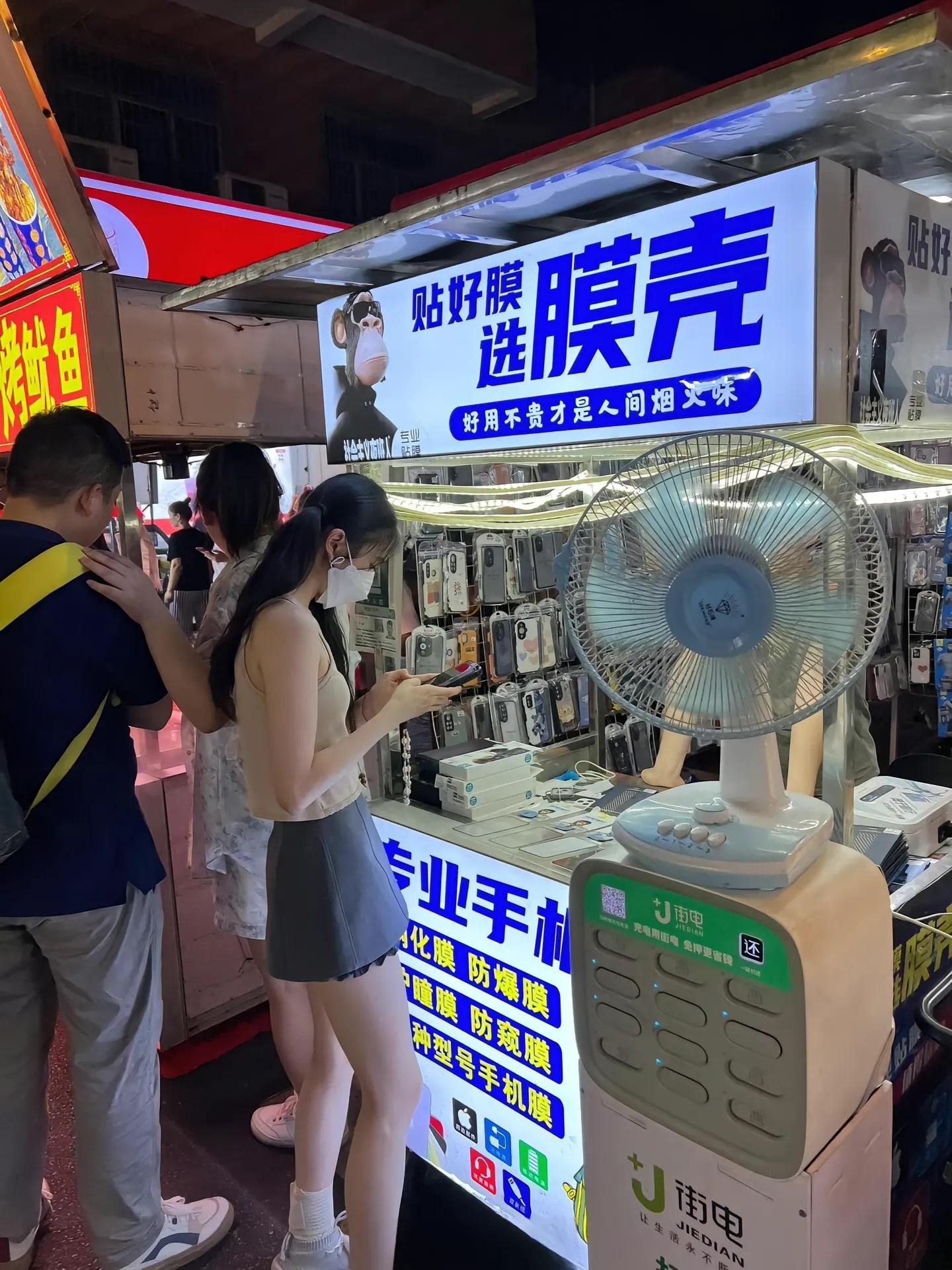 夜市里那个四肢纤细修长的女孩子​​​
