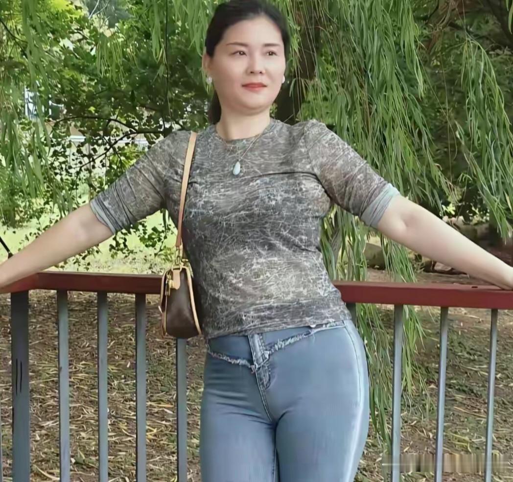 点绛唇·柳畔闲姿翠柳垂丝，凭栏闲倚清风里。素襟相宜，体态从容致。玉坠轻