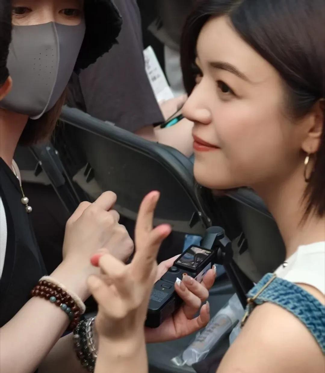 陈晓肯定后悔死了！他怎么都想不到，他和陈妍希离婚了以后，陈妍希变成了这个样子