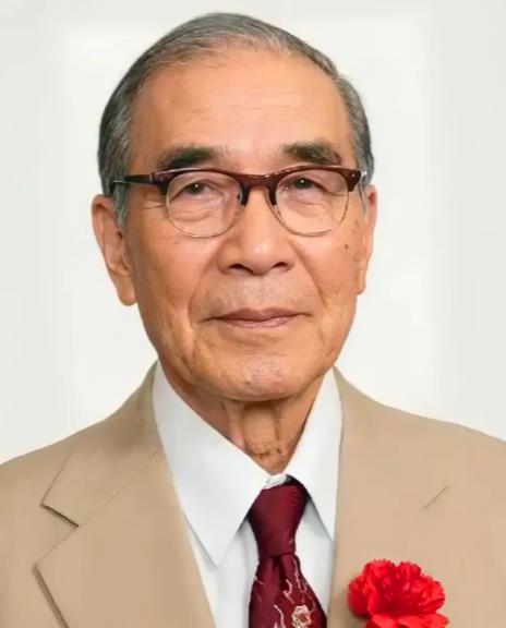 1987年的一天，85岁的他喝迷糊了，把家里23岁的小保姆当成了自己老婆。保姆没