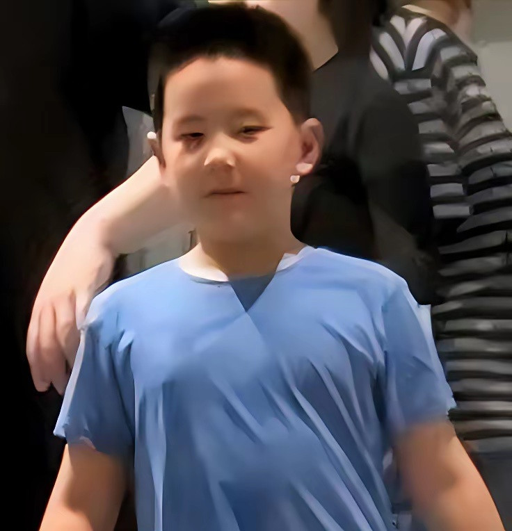 这是巴图的大儿子宋一鸣。有人说，他长得很像英如镝，其实，他长得也很像英达，这爷孙