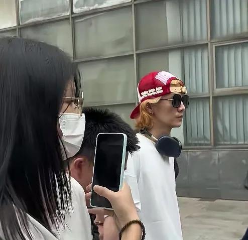 鹿晗到达上海机场，准备6月27-28日演唱会，粉丝疯狂跟拍，热情都快溢出屏幕