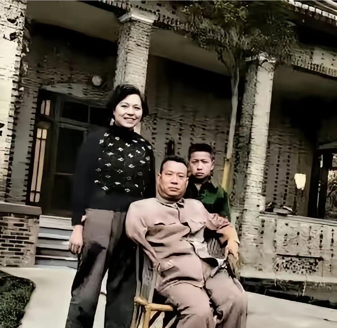 这张拍摄于1954年的珍贵照片，是时任西南军区副司令员兼四川省军区司令员贺炳炎将