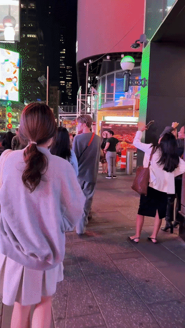 很想知道，能让檀健次回头对视，笑得那么开心的女孩到底是谁？感觉这一幕好有偶像剧的