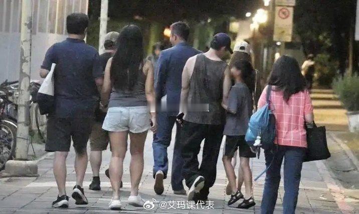 9岁儿子身高已经到汪小菲肩膀，是很高了，本身汪小菲就不矮，这身高是优秀了！大S儿