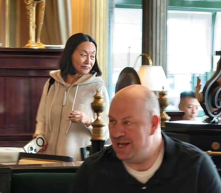65岁惠英红在巴黎酒店吃早餐，脸部素颜，皮肤状态好差，而且嘴巴看起来好奇怪，真的