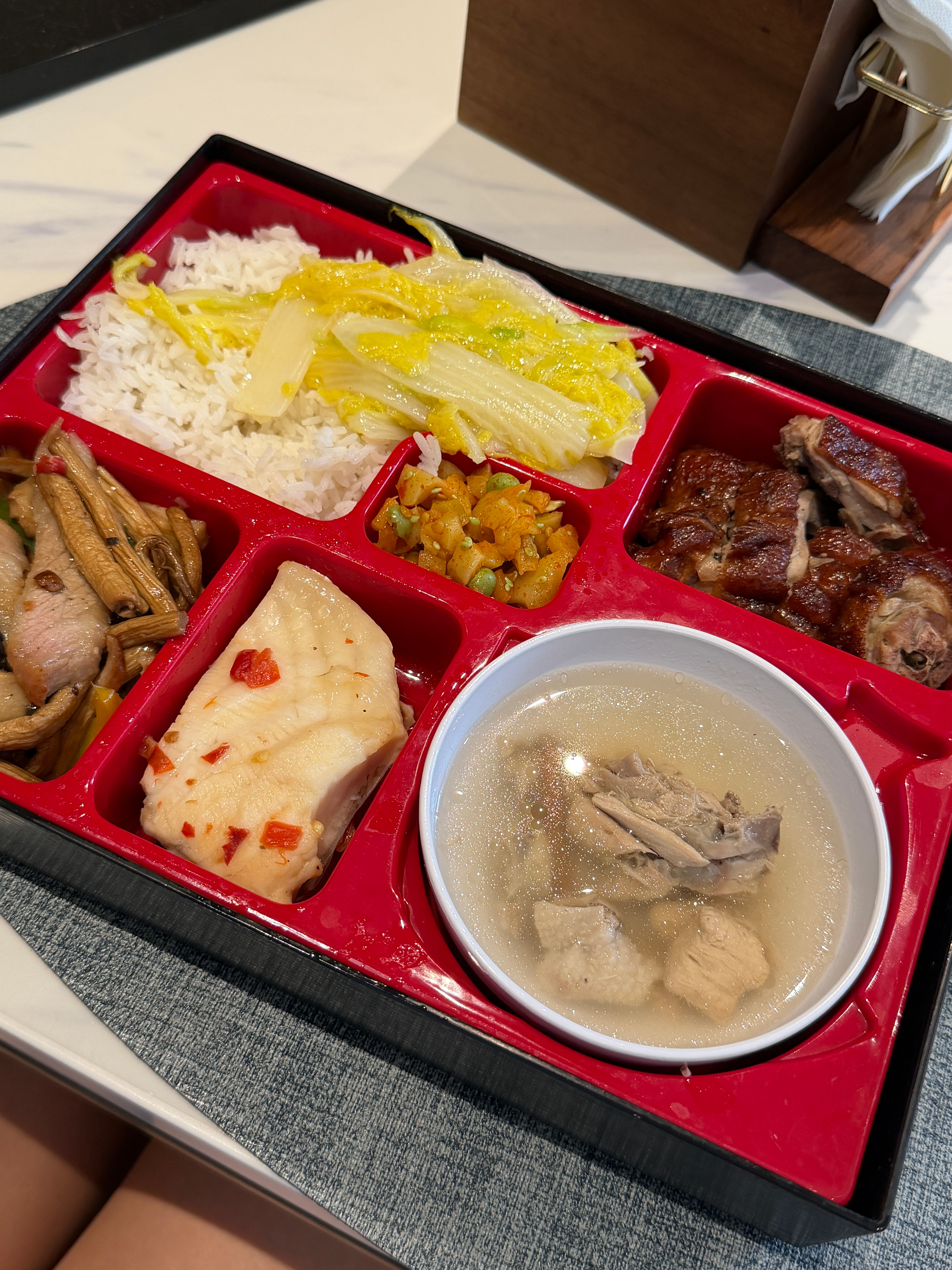今日份午餐是高级盒饭，大家午餐吃的什么呀？​​​