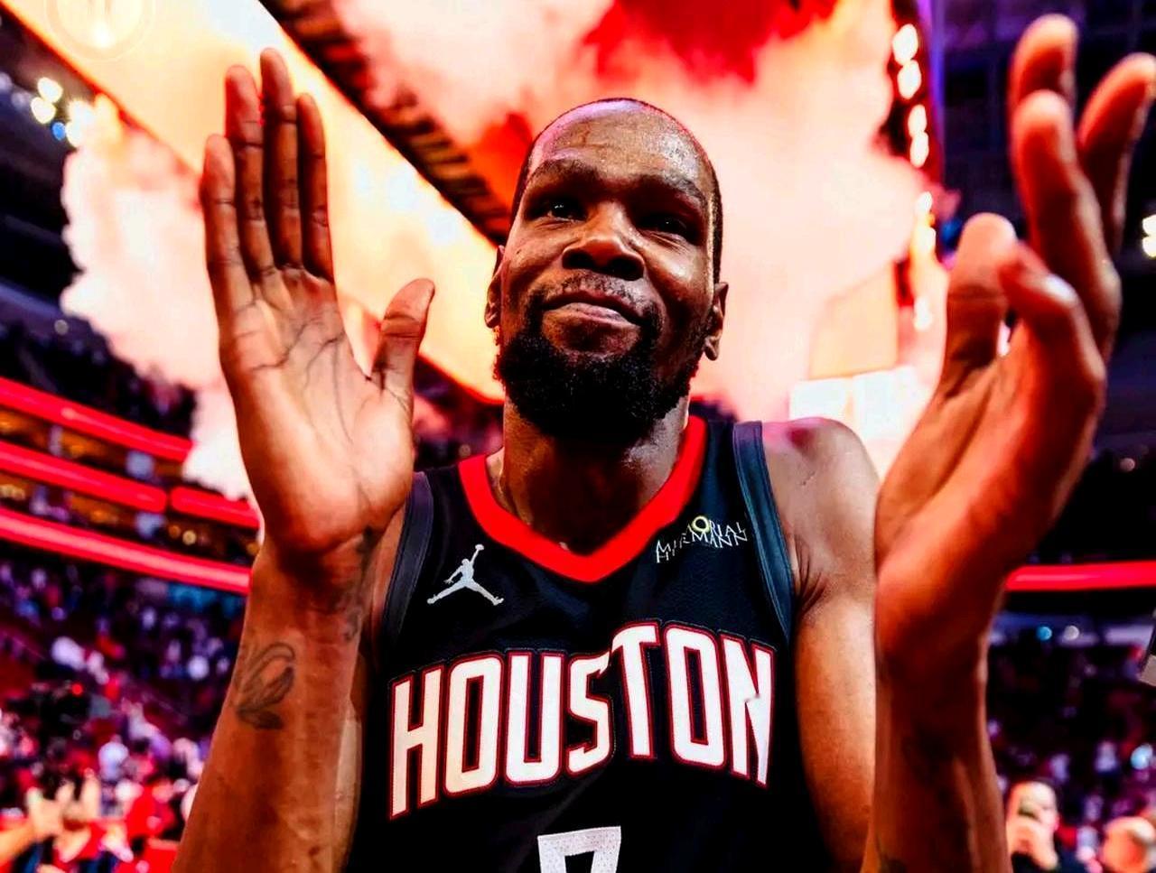 杜兰特来了，火箭的末节反而不会打了。乌度卡宁愿在场上摆五个防守工兵，眼睁睁