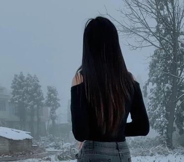 雪地里的小姐姐，背影也迷人～