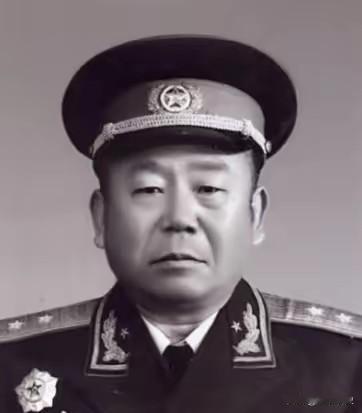 1952年，毛泽东视察黄河，见到一群国民党起义军官在堤上搬石夯土，忽然停步，盯着