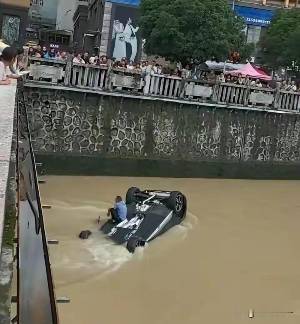 重庆酉阳最近出了个挺惊险的事儿！9月14号上午，有个刚拿驾照的新手，借了辆新车想