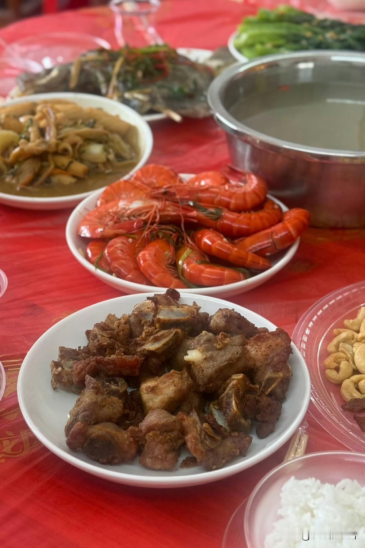 美食家常打卡人间烟火气，最抚凡人心。一桌桌丰盛的佳肴，是团聚的暖意，是生活的热忱