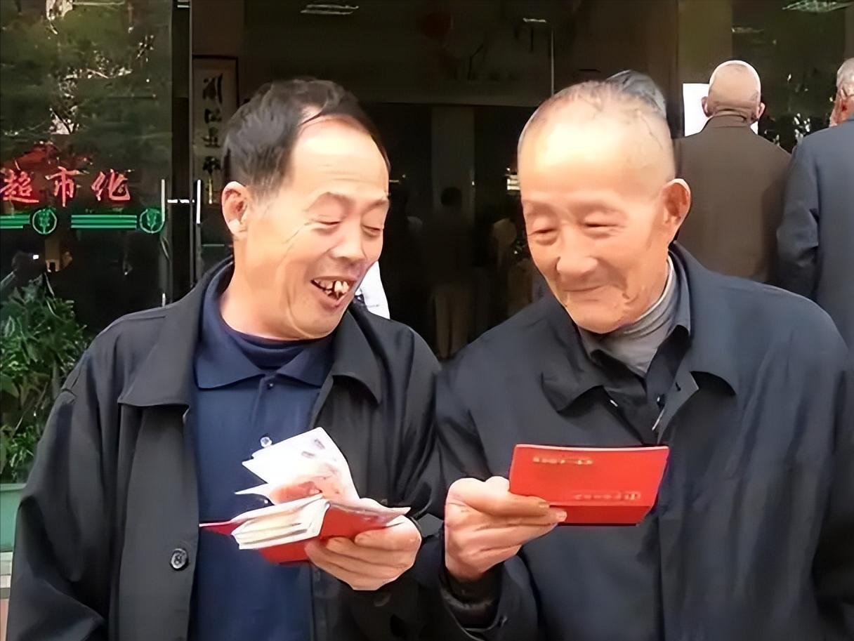 杭州的孙女士，因为不信任社保，坚持18年不交社保，每个月给自己存了780元，存1