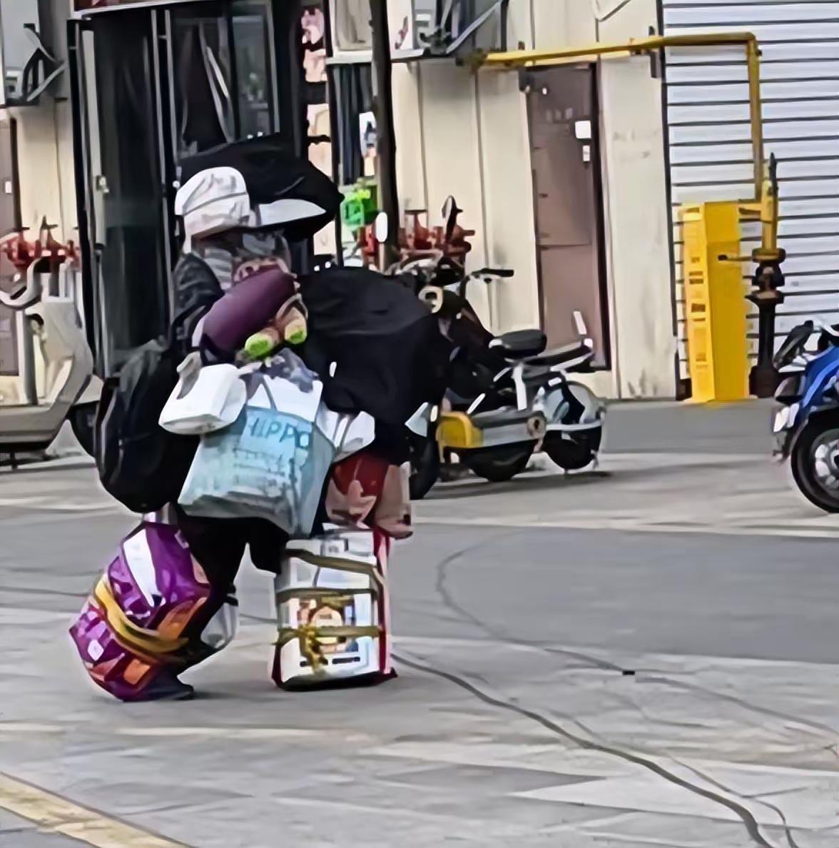 全网揪心！江西出现神秘流浪女子，满身捆着行李独行，一次次拒绝所有人的救助。