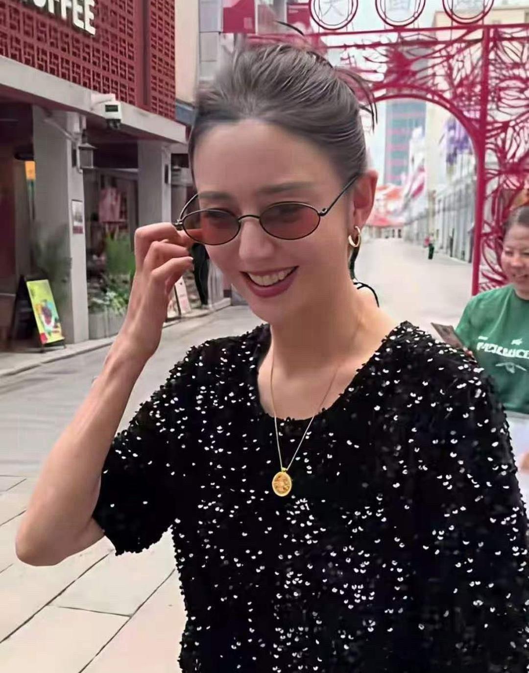 佟丽娅怪不得能当明星，站在人群里一看就很出众啊