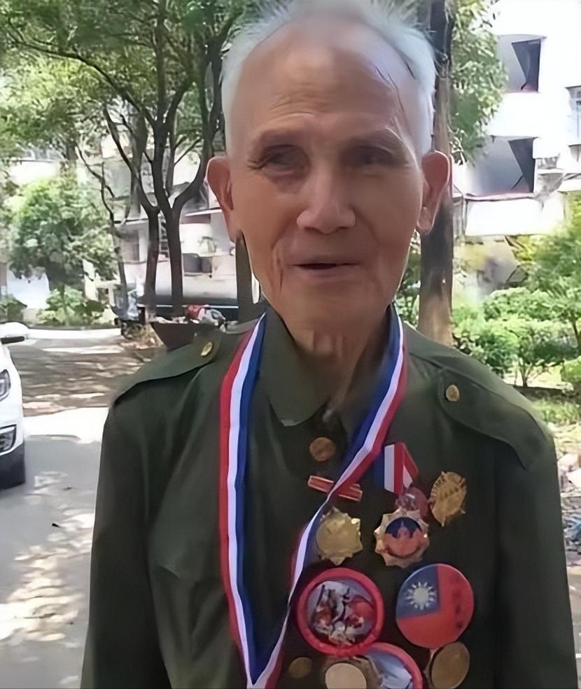 两个人，一挺枪，对上一百多个鬼子。你猜谁赢了？1945年5月，湖南雪峰山的山沟里