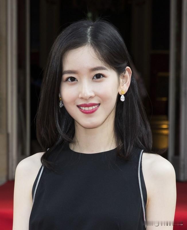 章泽天入驻播客，内容消费再掀新潮流。曾经占据主流的短视频狂潮尚未褪去，如今音