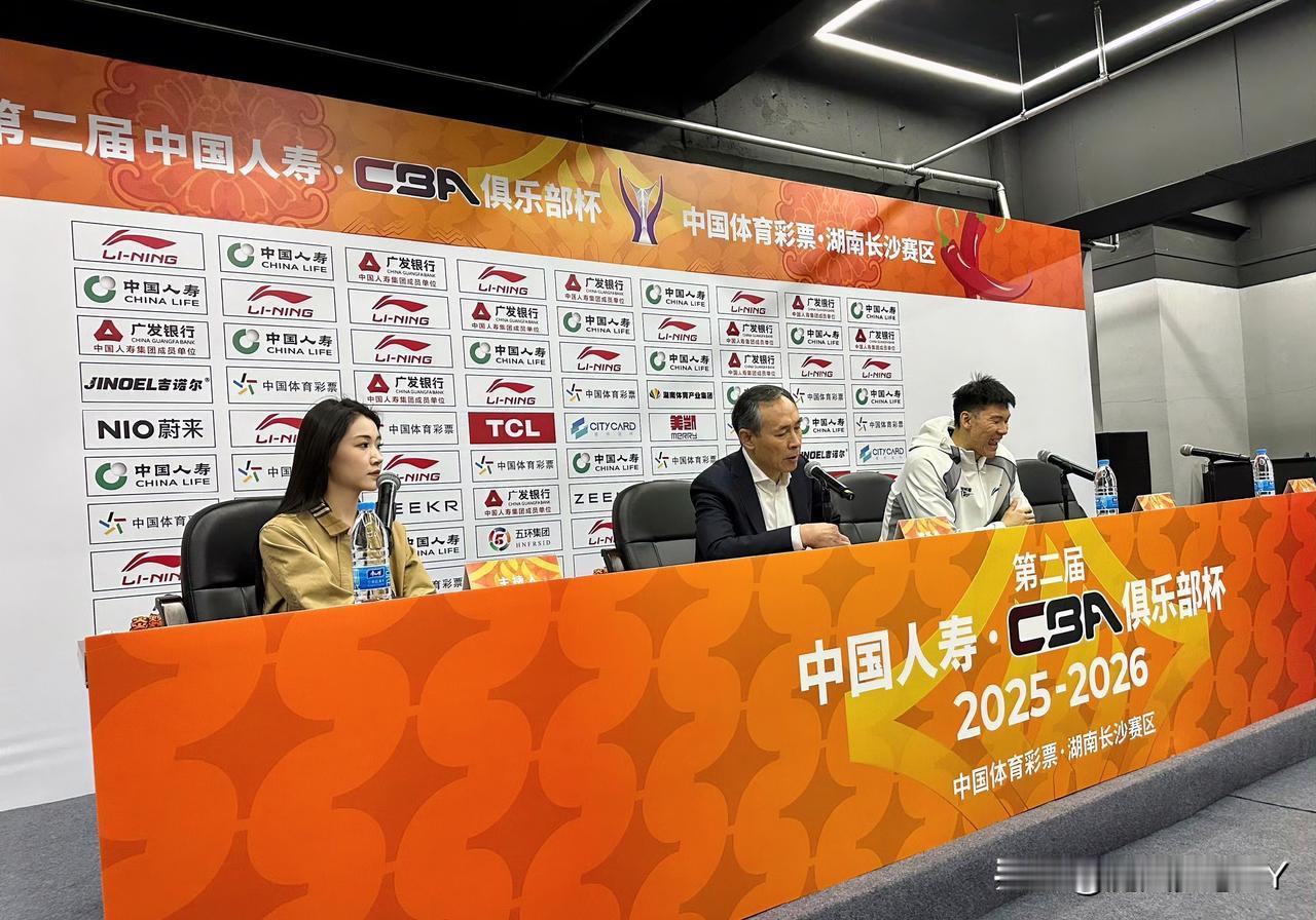 北京男篮89:92输给广厦赛后有个细节不得不说就是主帅许利民对新援张知垚的