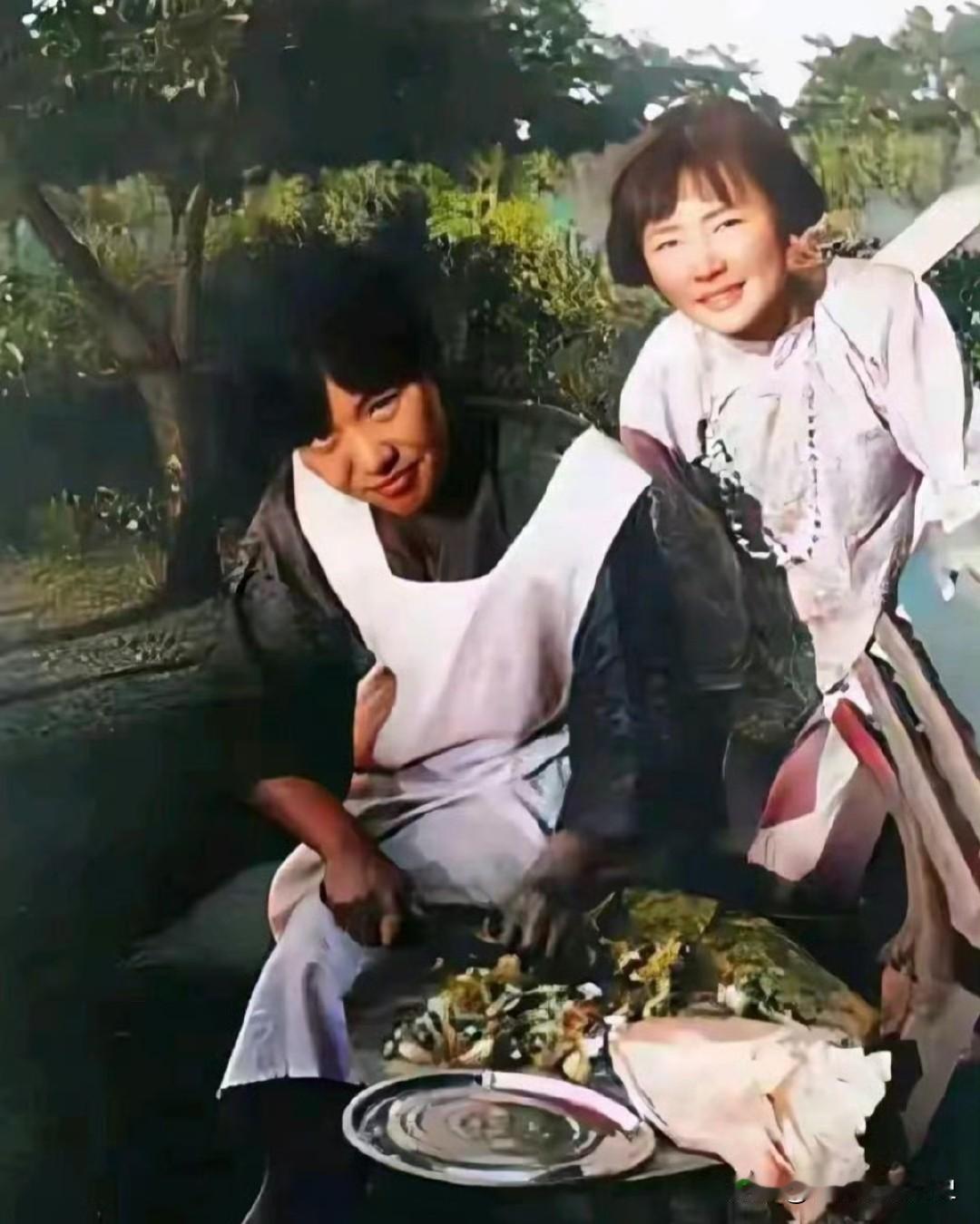 1925年夏，在美国绮色佳的郊外，一张野餐合影定格了林徽因与冰心人生中仅有的同框