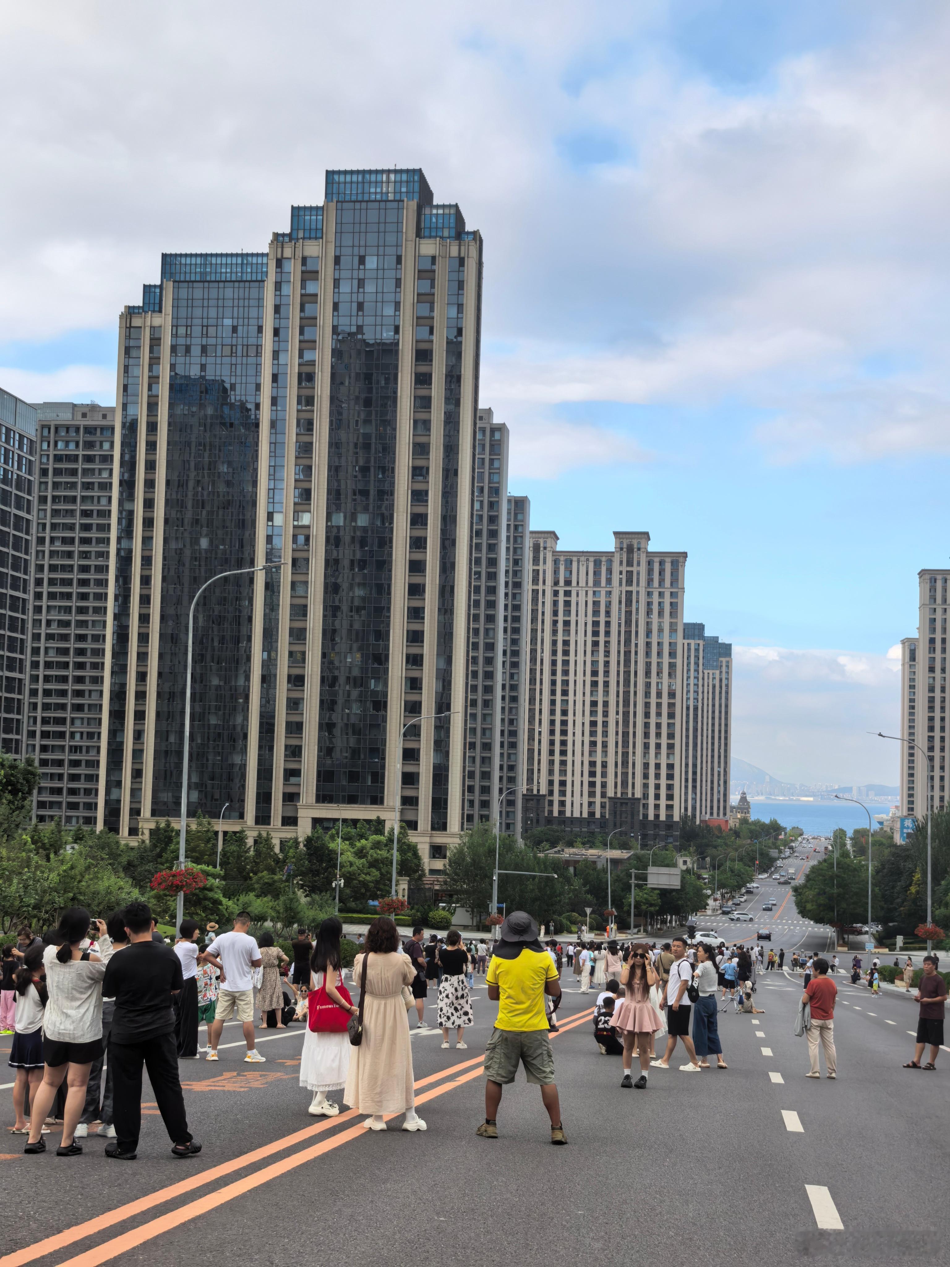 这些游客运气不错，下午天还放晴了。拍大船还得站在双黄线上，我这个位置就有点偏大连