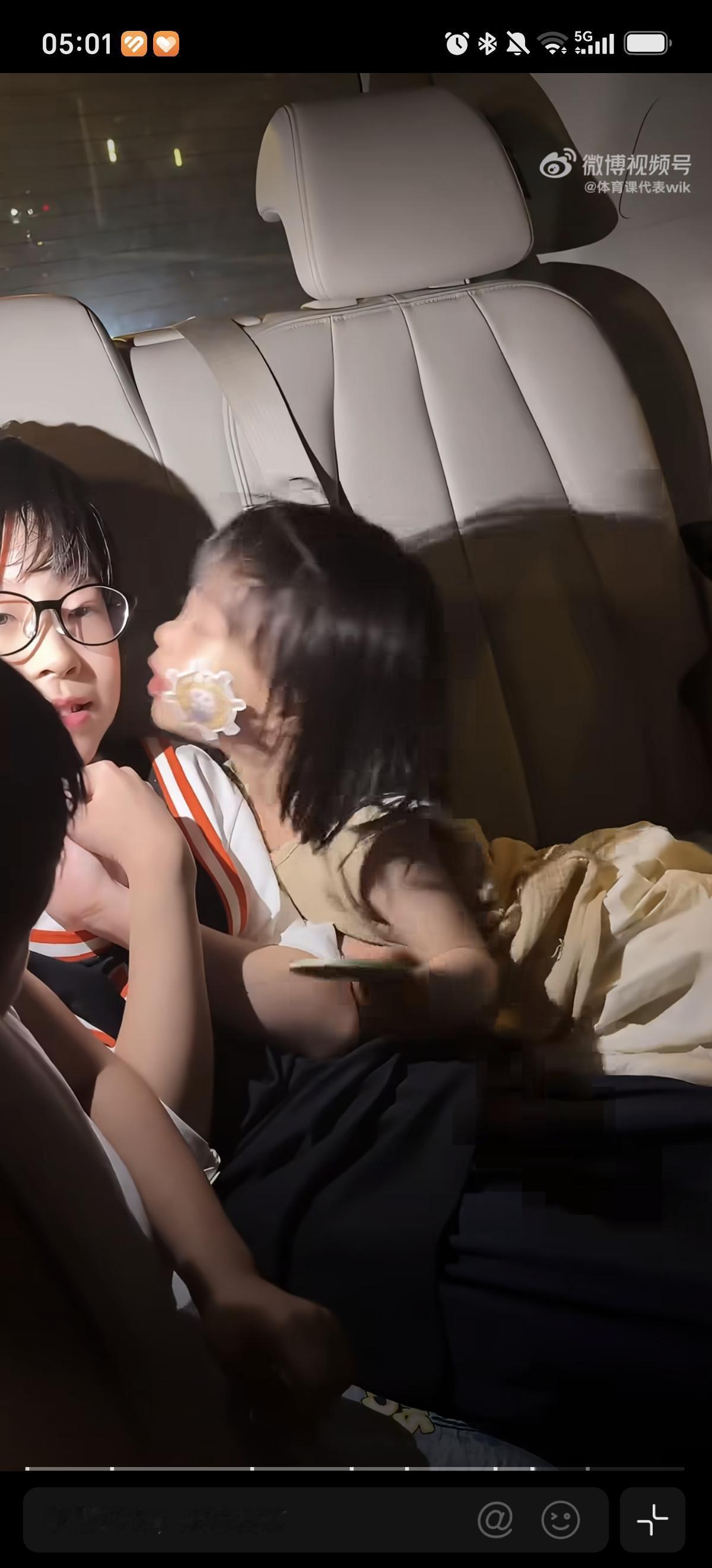 7月7日梁靖崑和周雨一起带孩子，两家关系真好，孩子也玩的很开心。十一还亲了凉皮，