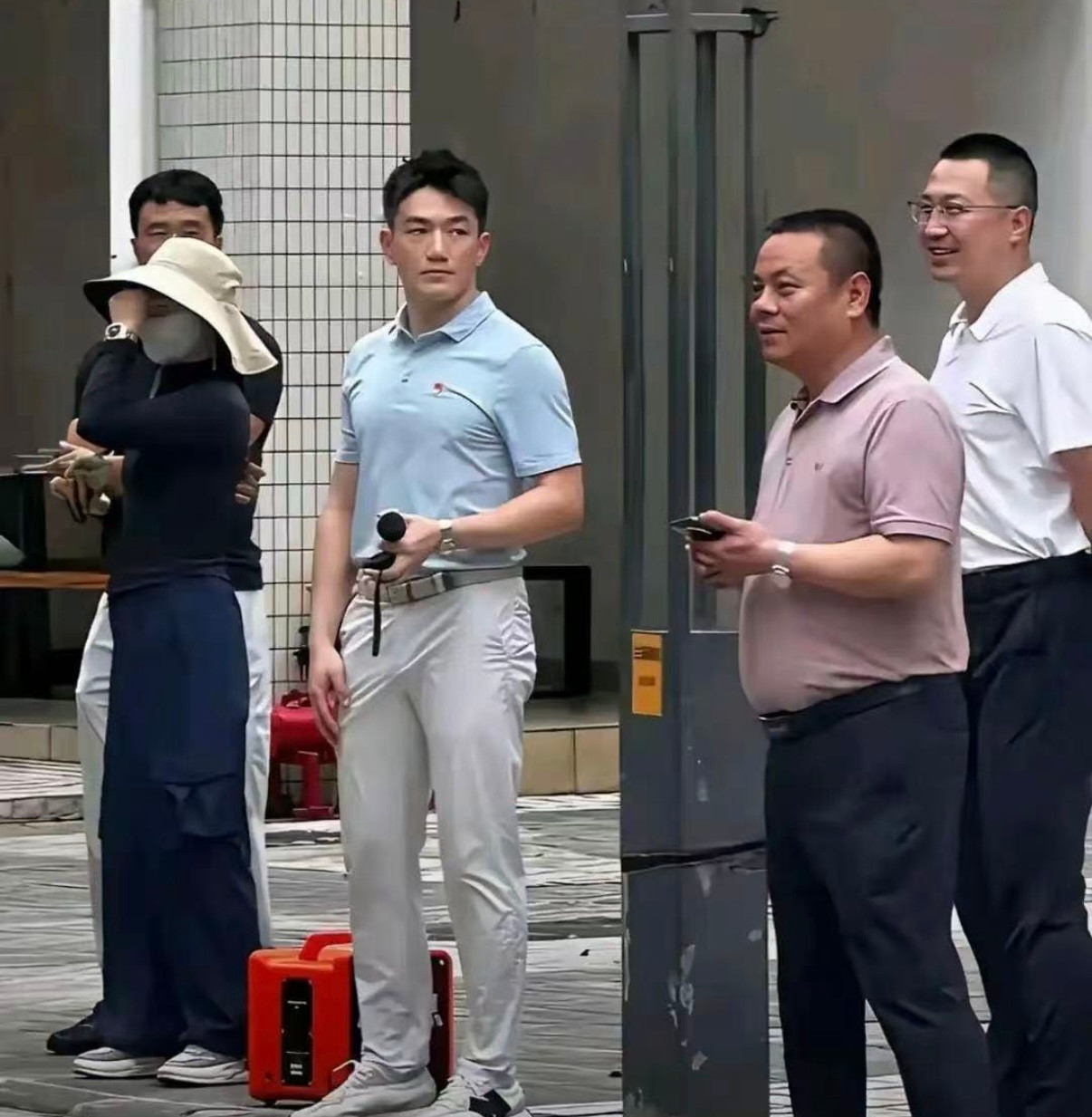 偶遇张馨予老公，也没那么帅…..