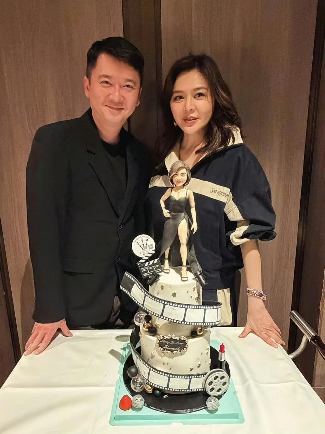 时光从不败美人。一群好友齐聚一堂，提前为关之琳庆祝64岁生日。镜头前的她，笑容温