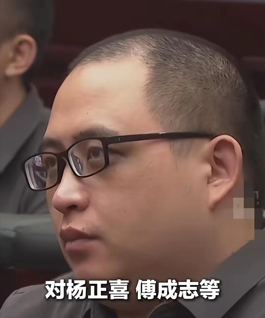 相由心生，这话没毛病。你看这几个人的面相，个个阴沉着面孔、斜愣着眼睛，目光凶狠，