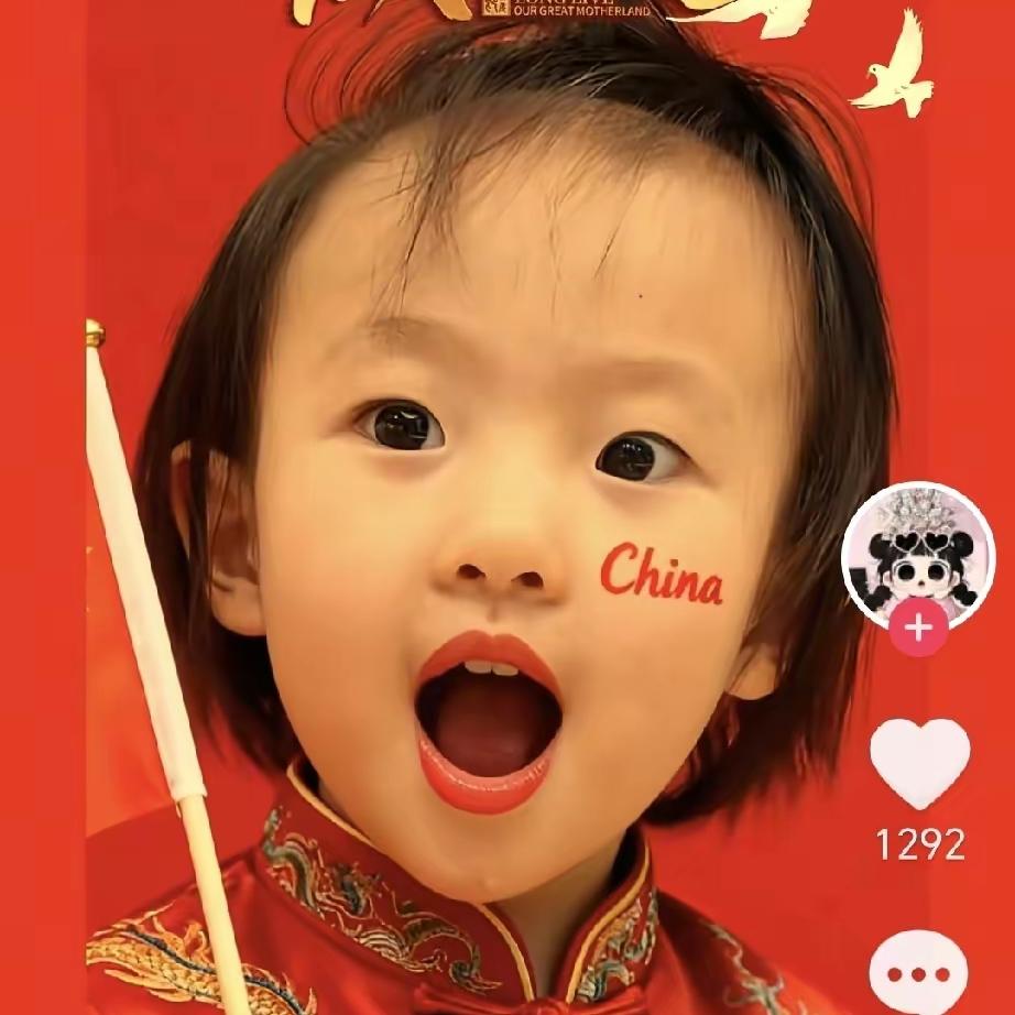 闪闪姥姥把闪闪养得真好！国庆到了，姥姥立马发了闪闪的迎国庆照片。照片里，红