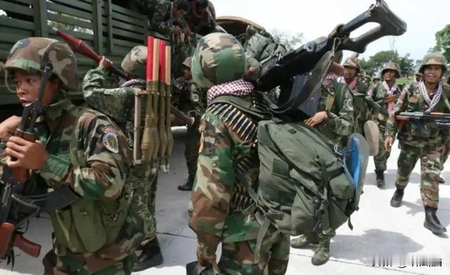 泰国装甲冲锋遭拦，前线急报：对手不似柬军，疑有外兵插手最近泰柬边境冲突升级。