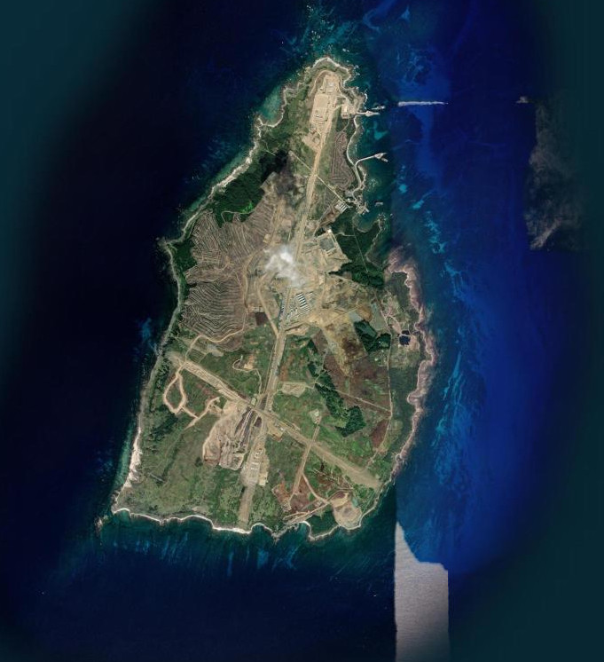日本正在马毛岛修建大型军事基地，目前已经可以见到码头和机场跑道已经成型了