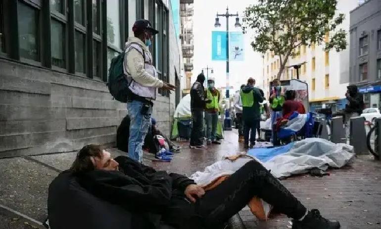 刷到有人扒“美国流浪汉领五年救济金攒够钱创业”的老段子，笑出声。小时候真信过，