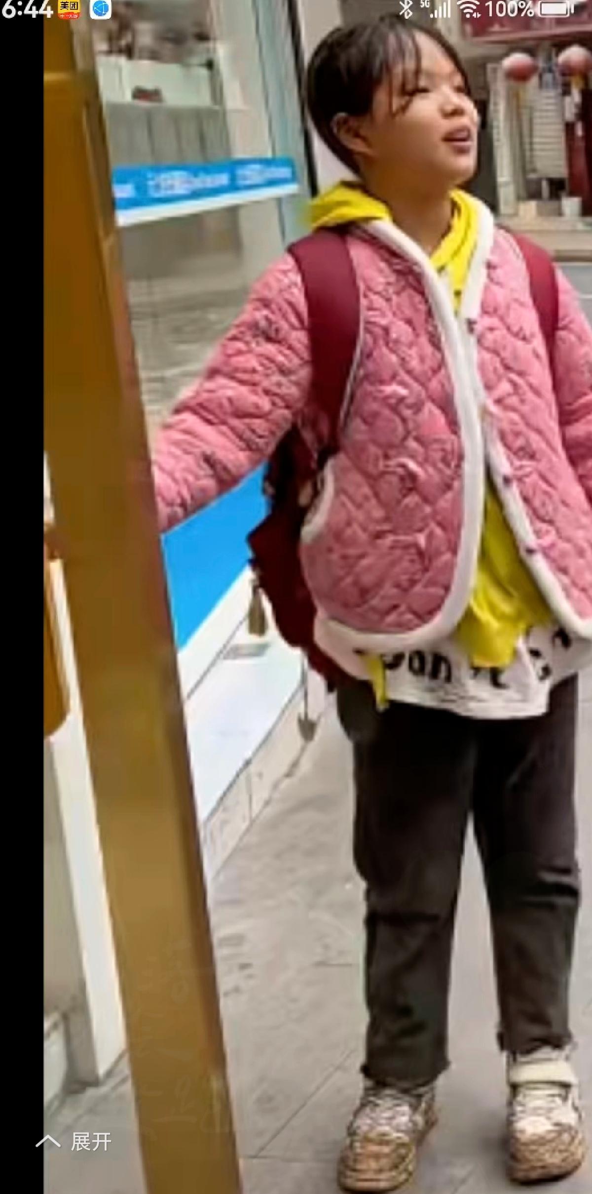 看完这姑娘的故事，眼睛瞬间就酸了！父母早逝跟着爷爷奶奶过，84岁的奶奶从没做过生