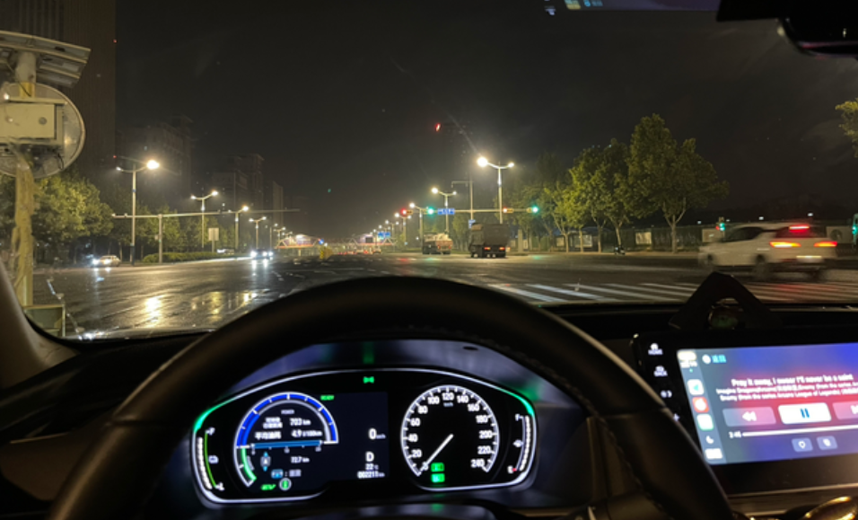 提车一个月感受一个月了，全车装了个氛围灯，车门迎宾灯，车标贴黑，就没再装别的，