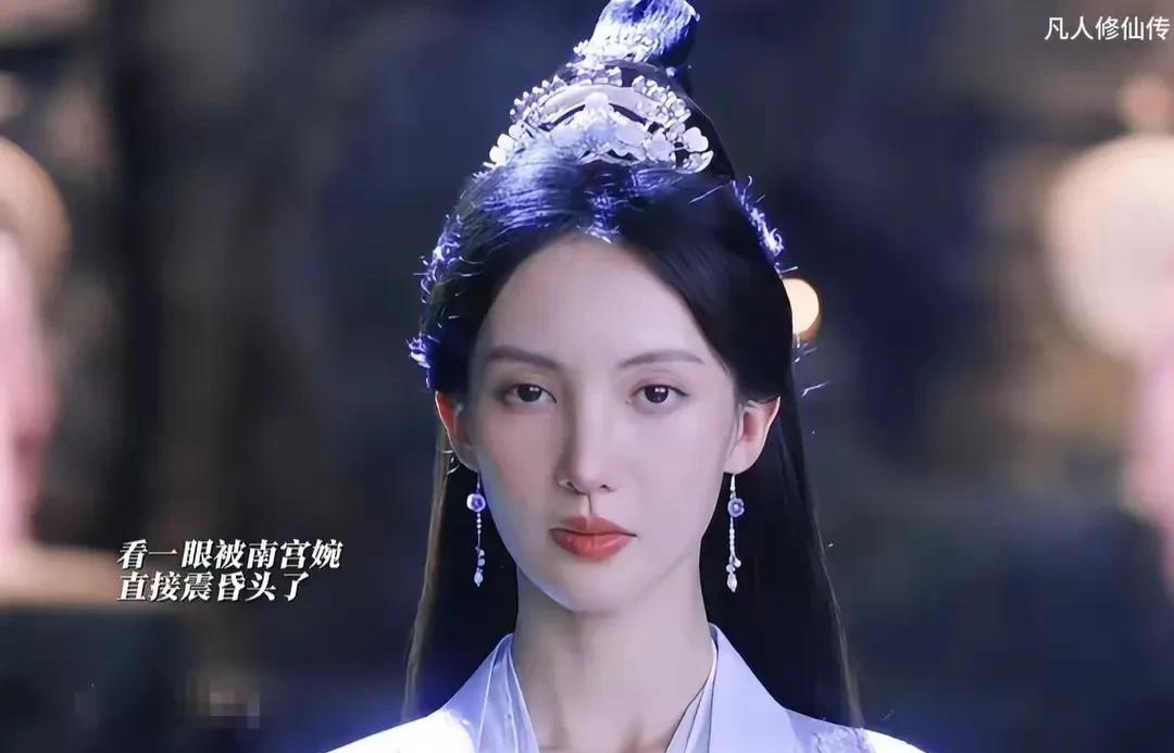最近有部剧，开播当天直接冲上热搜第一，结果没几天口碑就崩了，观众骂声一片，差评如