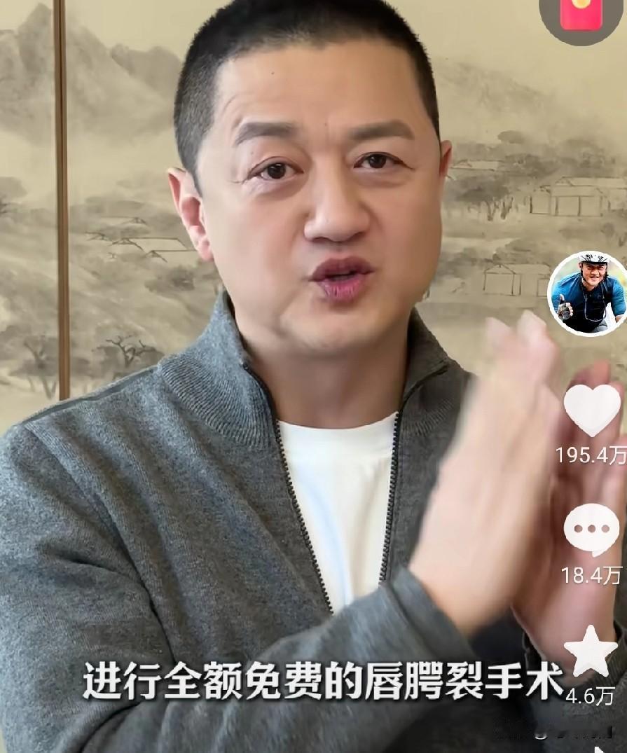 李亚鹏凭几十年的情怀积累，终于达到质变，一夜之间，成为大家眼里的公益明星。希