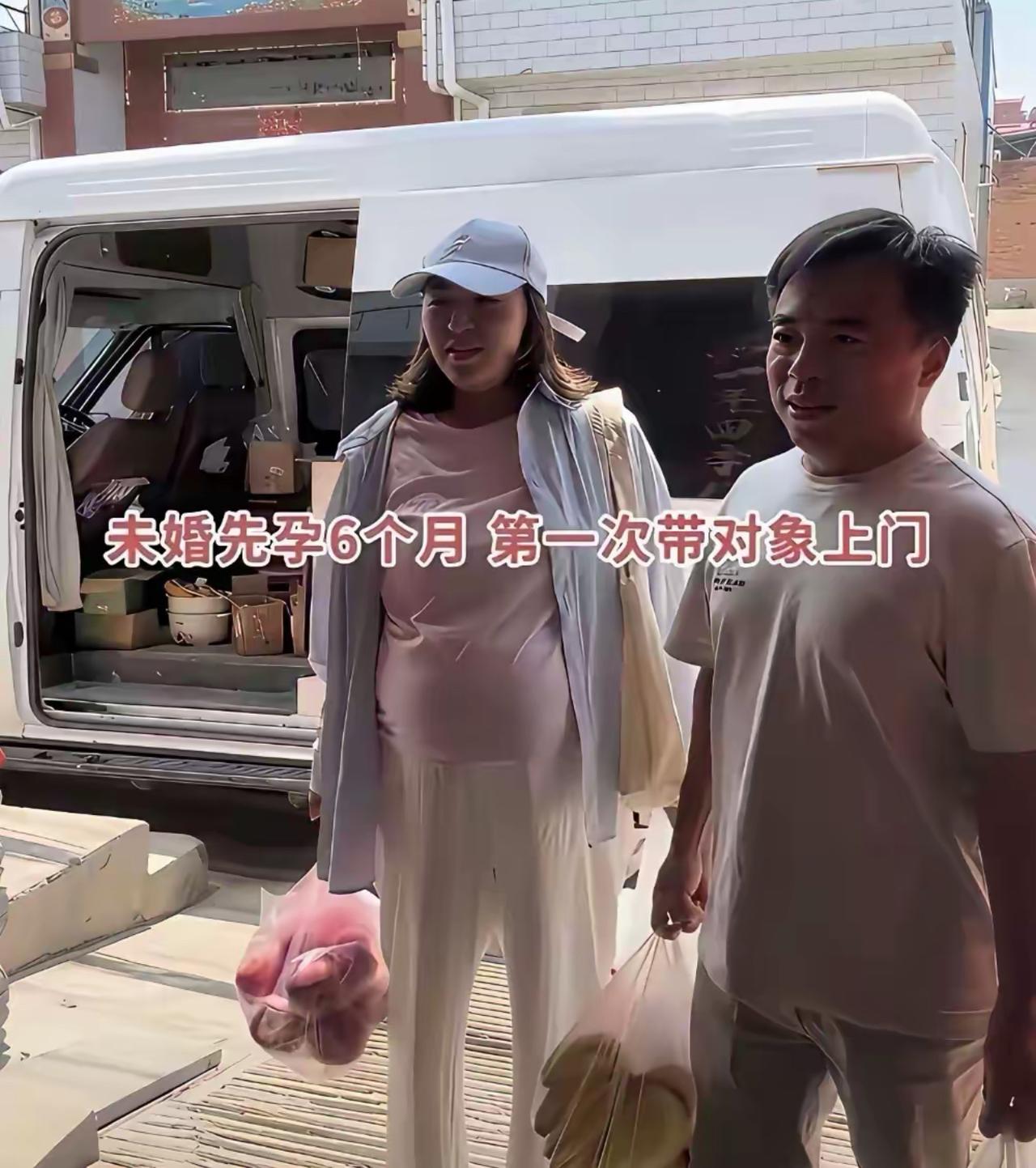 小伙子谈了对象，谈了大半年才敢往家里带。第一次上门拎两袋水果，女方肚子已经揣六