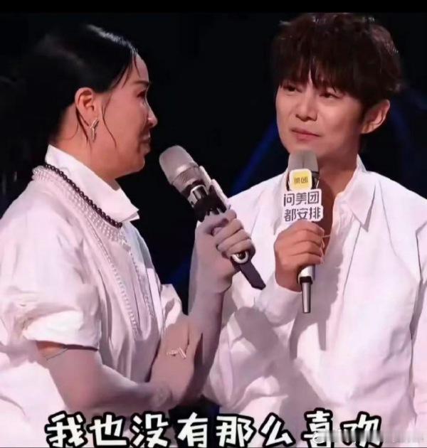 《歌手2026》第六期一播出，热搜第一直接给了何炅——不是因为他唱得好，是因为他