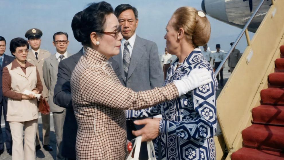 1975年9月17日，宋美龄以就医为由搭乘飞机离开台湾远赴美国。临行送别，继子蒋