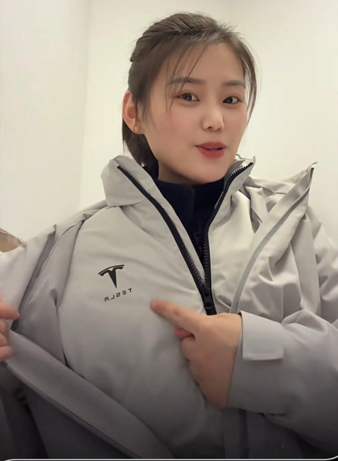 特斯拉员工秀工服，一年四季不用买衣服了，看完羡慕哭。那么问题来了:怎么才能入职特