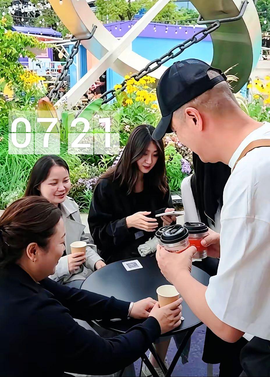 李嫣和姐姐春燕到自己家的咖啡店打卡，老父亲李亚鹏亲自服务。李亚鹏在昆明的咖啡店