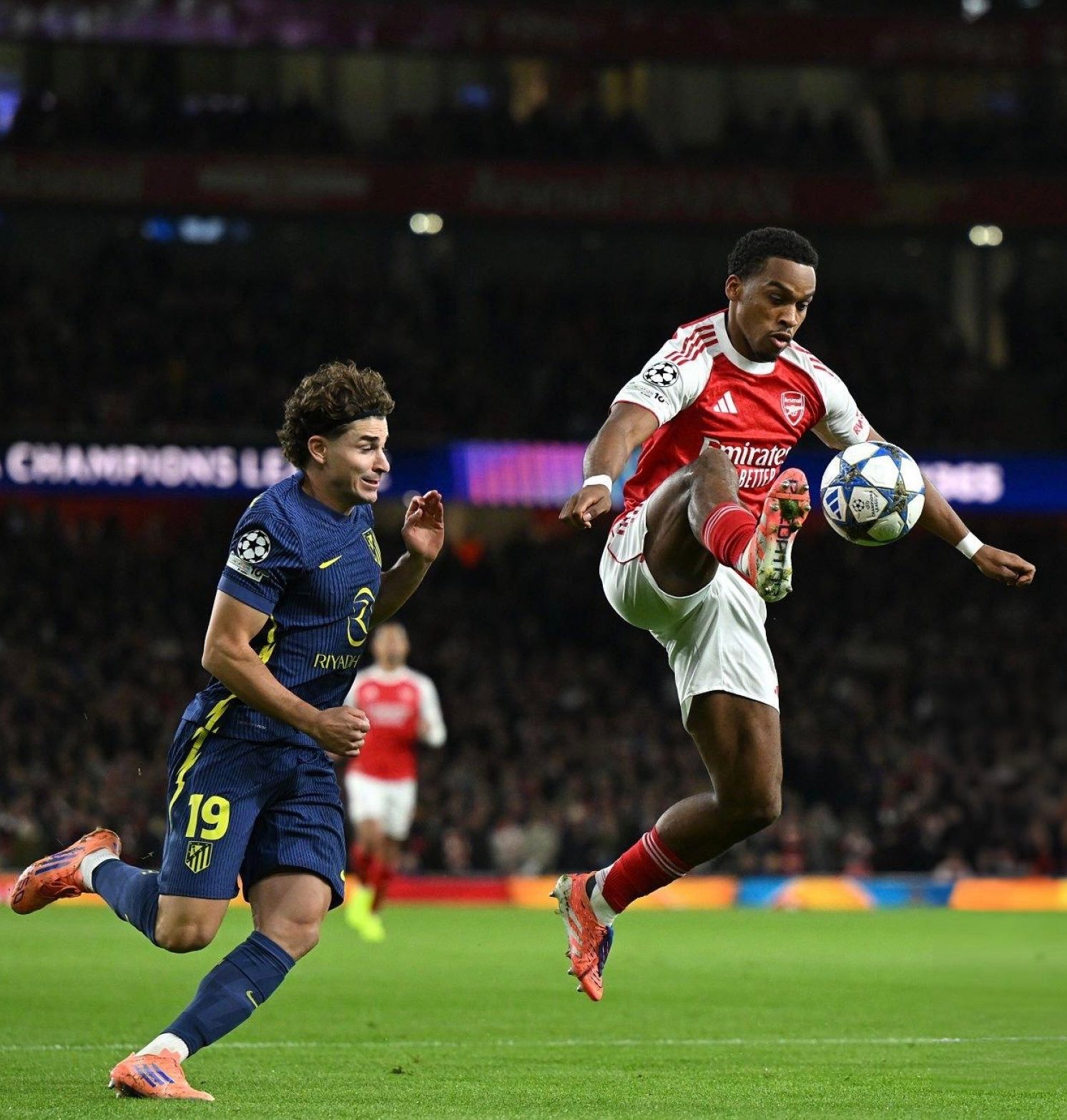 加里·内维尔:廷贝尔是英超第一边后卫加里·内维尔认为廷贝尔是英超最佳边后卫:“我