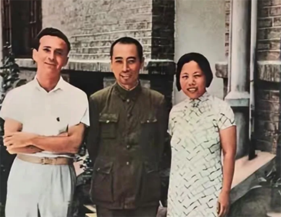 1937年，斯诺护送邓颖超去天津，邓颖超扮成女佣，走在斯诺后面。到日军岗哨时，斯