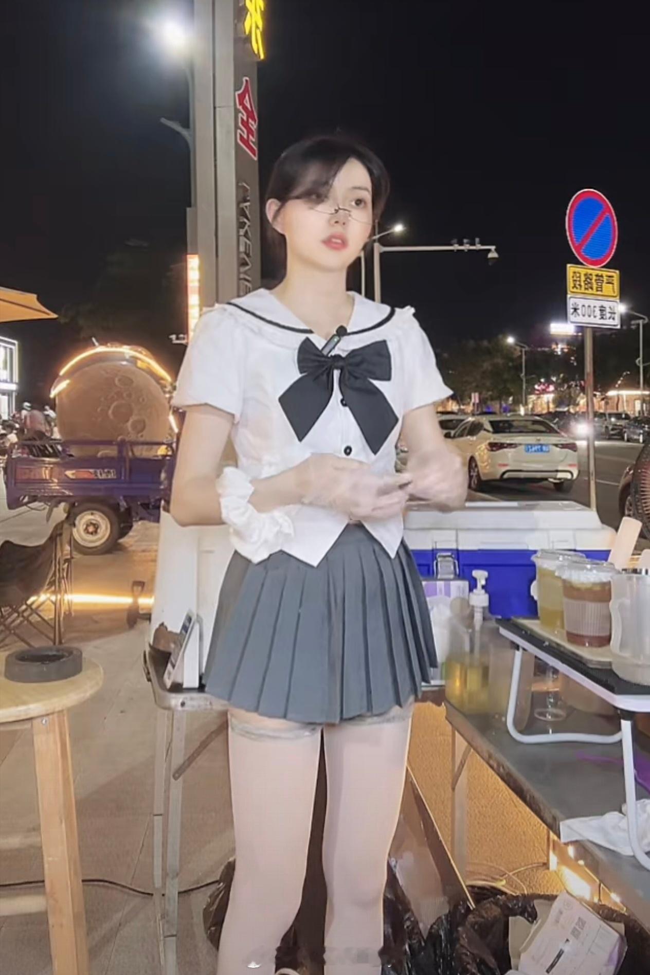 不太理解，现在摆摊卖糖水都要这样穿了吗？