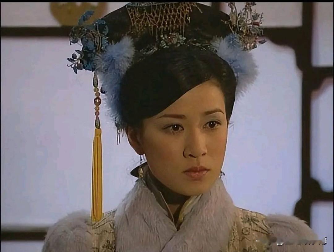 《金枝欲孽》里，尔淳总用毛茸茸的头饰，蓝色毛茸茸，白色毛茸茸，紫色毛茸茸……这大