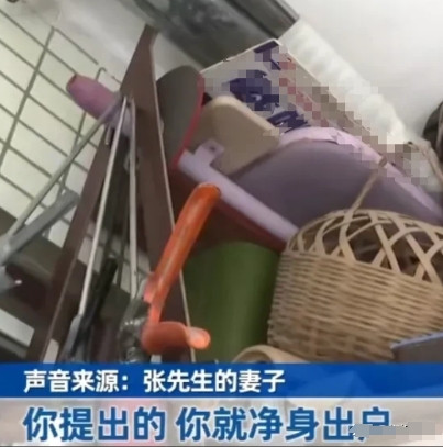 重庆，一对结婚15年的夫妻闹离婚。丈夫是家具装修工人，收入全由他管，妻子打工想买
