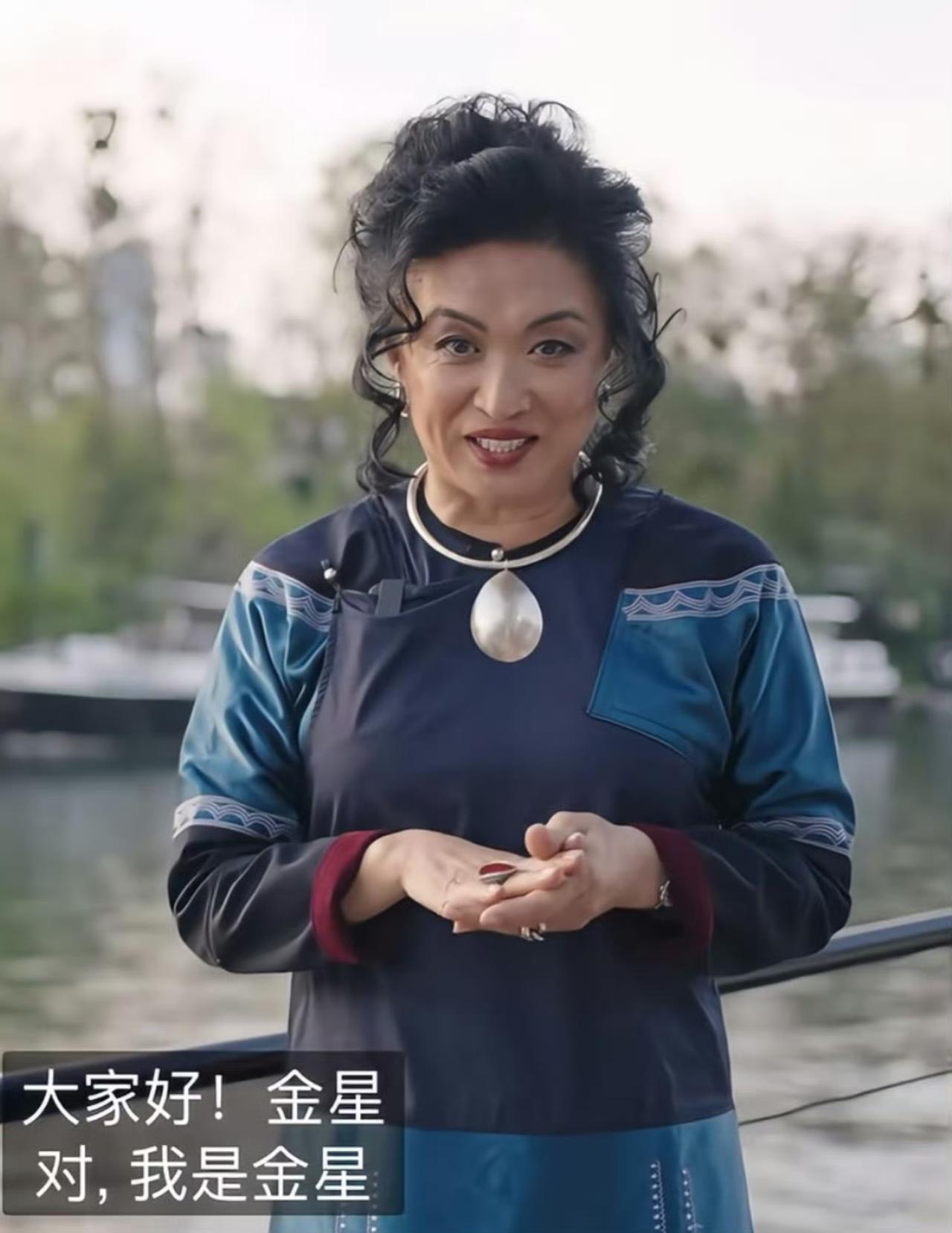 金星现身法国塞纳河畔，宣布开播《金星秀》海外版。据说第一期的采访对象便是法国