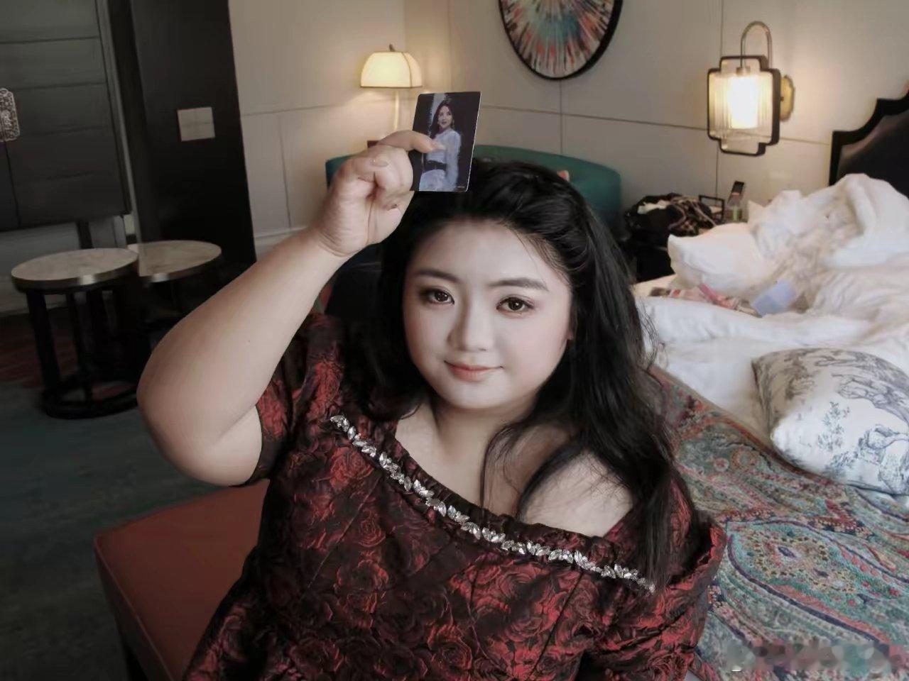 胡慧中26岁女儿何嘉珍分享入住豪华酒店的照片。她穿着一条精致的裙子，打扮贵气逼人