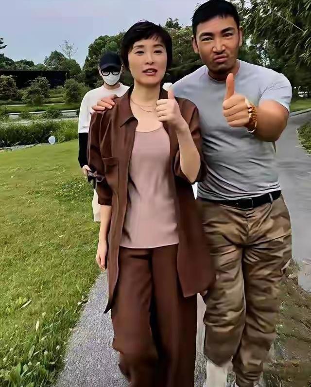 吴越的年龄太大了，帮她找个这样的猛男来结束单身怎么样？可能稍微有点草率了，她早已